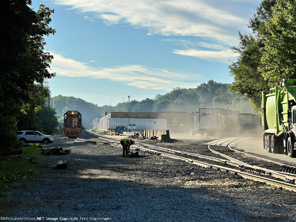 WE 7002 has a track warrant and the conductor lets his train out of the siding.